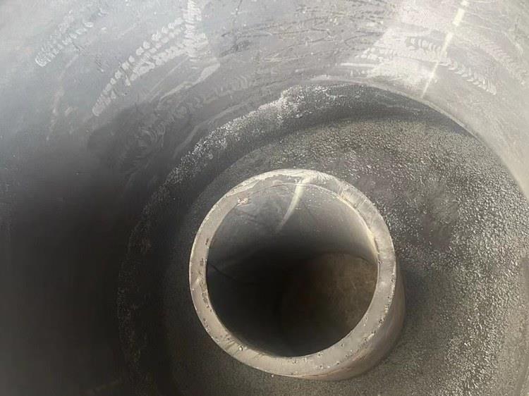 旋流器内腔俯视：中央为溢流管，内壁为长期过流后的使用状态