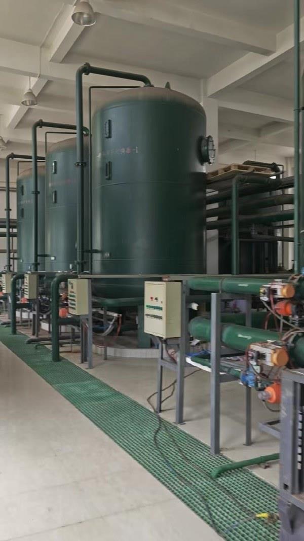 玻璃厂水处理车间的钠离子交换器罐体与配套管路
