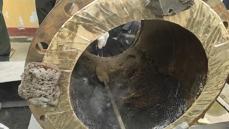 管件法兰口内壁涂敷耐磨涂层作业中，可见已涂区域与未处理的金属基面