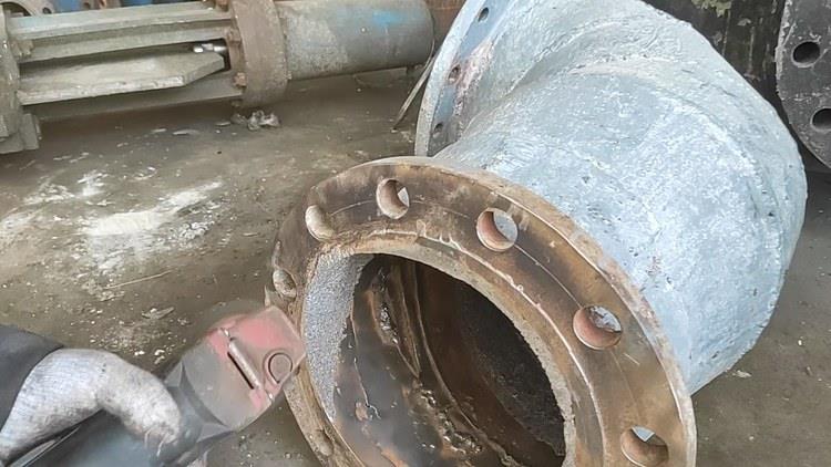 管口内壁用角磨机打磨除锈，清到露出金属本色